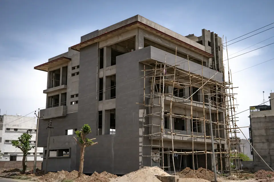 Prédio em construção com andaimes