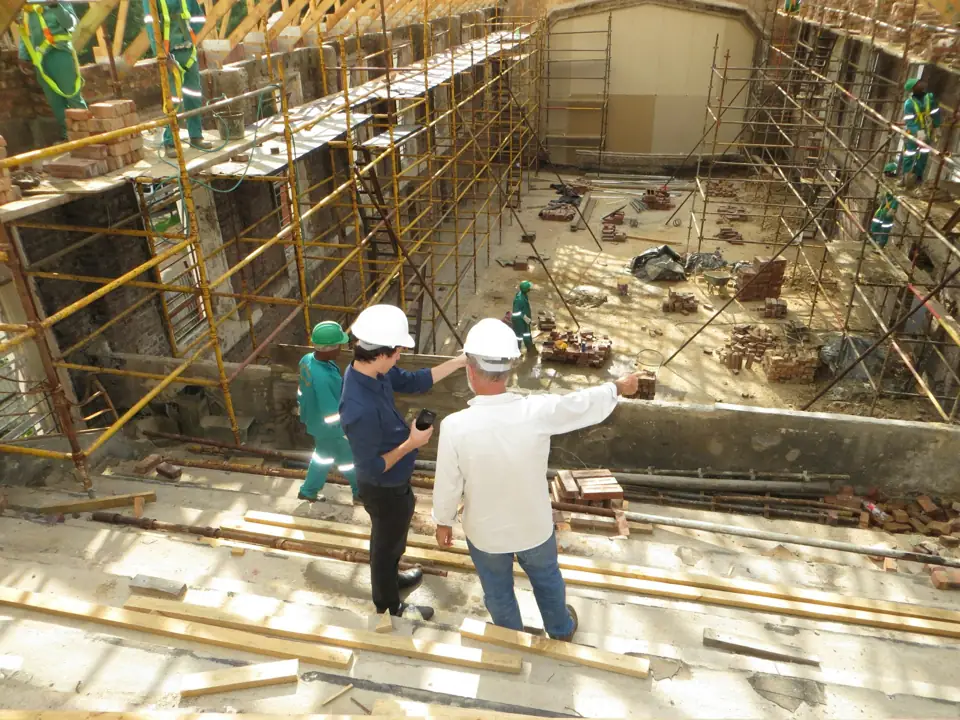 Equipe acompanhando uma obra em andamento